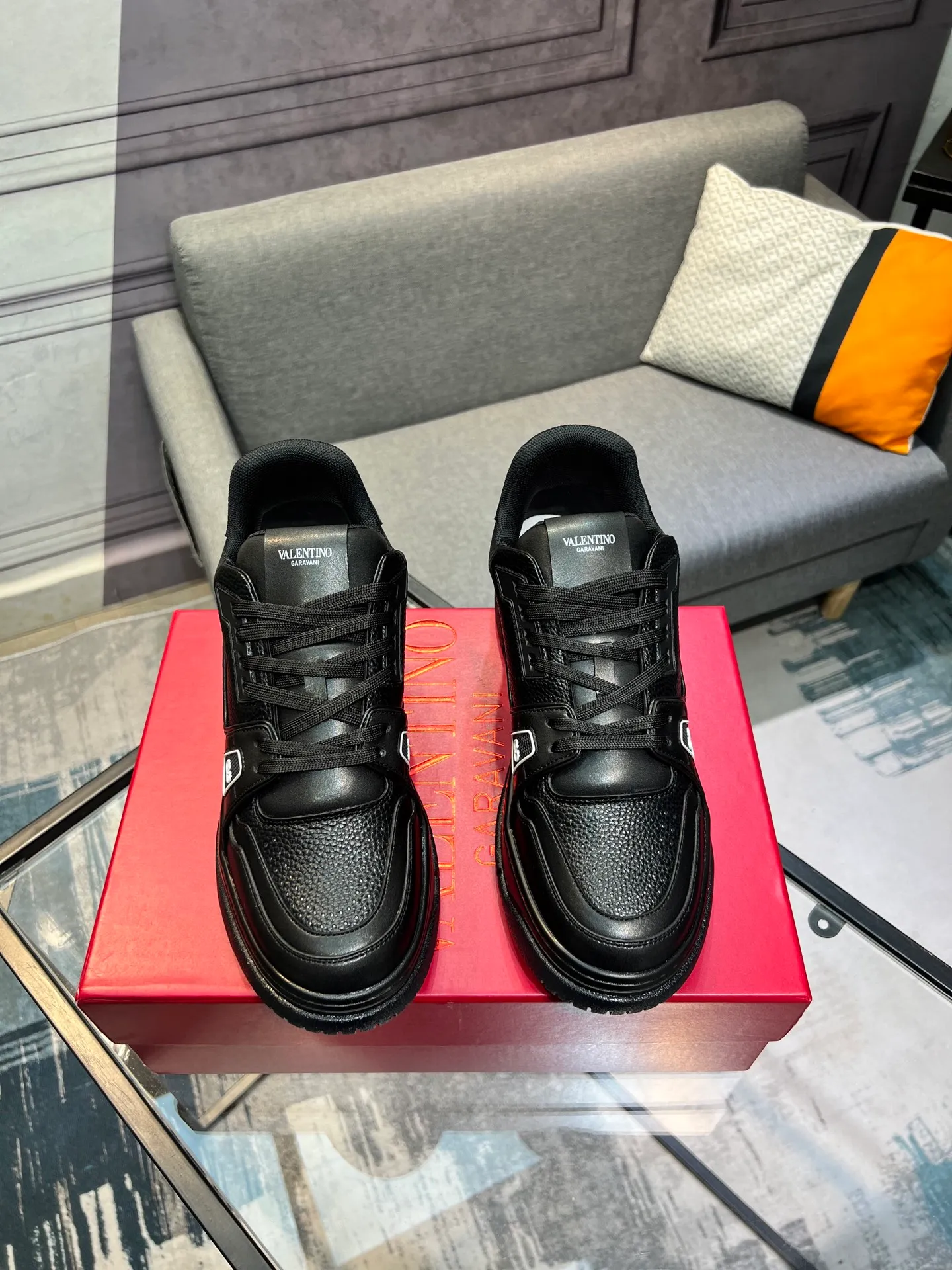 Men's Men's Shoes 💰660 Valentino 2023 early autumn new star shoes are now online! Wang Hedi and Ren Jialun have been worn by many celebrities. Who can refuse the same couple shoes as Wang Hedi! The design of Stars Stab My Heart is cool and spicy. The material of the shoes is cowhide, and every color is beautiful! Size 35-40, men’s size 39-44 (women’s 41, men’s 38, 45🉑️customized)